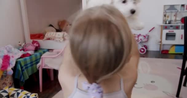 这个7岁的小女孩和她的小狗在家里玩耍 她和小狗在一起很开心 很兴奋 很健康 儿童房充满了玩具和幼儿职业 — 图库视频影像