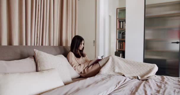 Frau Entspannt Sich Bett Und Liest Ein Buch Schlafzimmer Des — Stockvideo