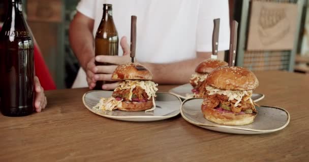 Smaczne Hamburgery Podawane Talerzach Handheld Shot Pyszne Hamburgery Nożami Serwowane — Wideo stockowe