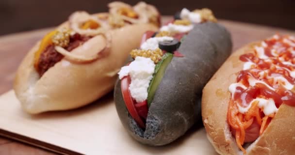 Hausgemachte Hot Dogs Vom Grill Auf Brötchen Mit Senf Und — Stockvideo
