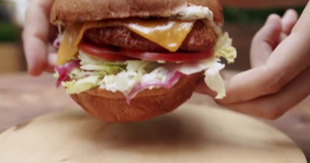 Gotowanie Burgerów Zbliżenie Pyszna Koncepcja Fast Foodów Hamburger Pasztecikiem Pomidorami — Wideo stockowe