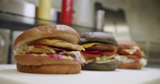 Heerlijke Burger Ready Eat Lekker Fastfood Concept Burger Met Vleespasteitje — Stockvideo