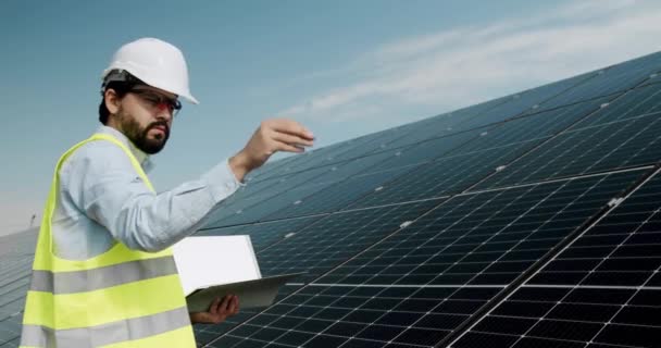 Techniker Inspizieren Solarzellen Farm Durch Feld Von Sonnenkollektoren Überprüfung Der — Stockvideo