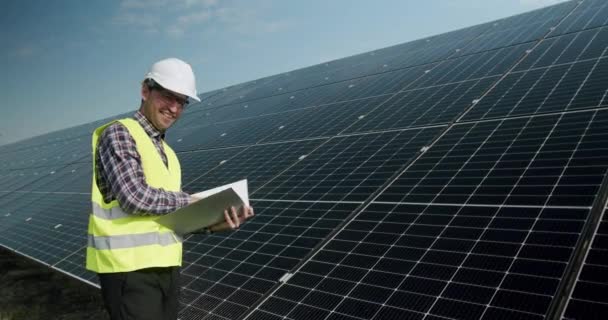 Kollar Panelerna Vid Solenergianläggningen Solceller Kommer Att Bli Viktig Förnybar — Stockvideo