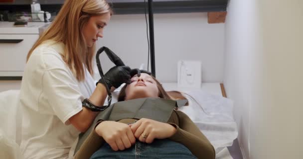 Master Makes Permanent Eyebrow Makeup Procedure Master Makes Permanent Eyebrow — Vídeos de Stock