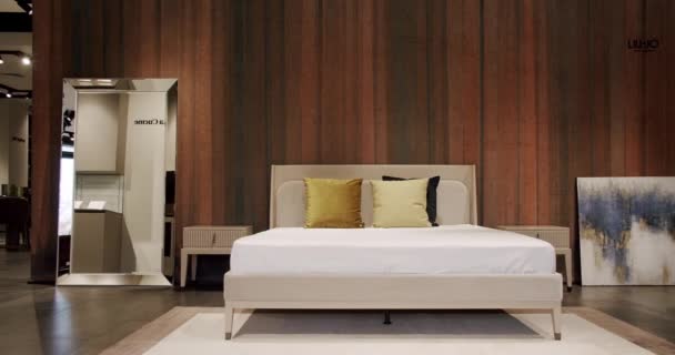 キングサイズベッド付きのエレガントでシンプルなベッドルーム 壁に木製のインテリア エレガンスなインテリアデザイン ミニマリストのベッドルーム 現代のホテルのベッドルーム多くの枕付きインテリアとベッド — ストック動画