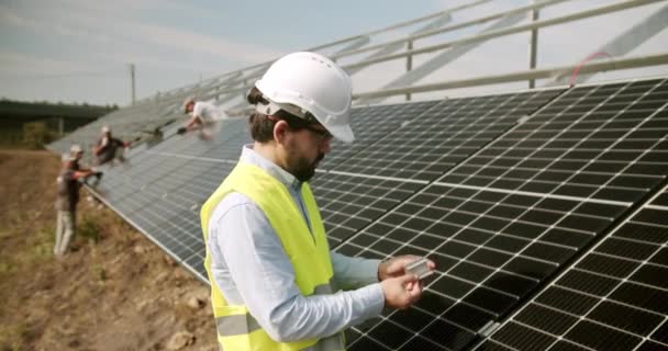 Technician Installing Solar Panels Metal Stand Technician Connecting Solar Panel — Wideo stockowe