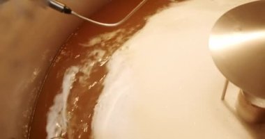 Bira üretimi bira fabrikasındaki büyük bir öğütme tankına malt tankı döküyor. Bira fabrikasında bira, içinde bira olan çaydanlık. Modern bira fabrikası. Bira yapmak için devasa çelik tanklar..