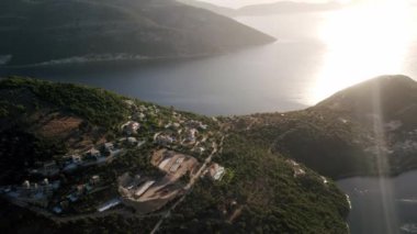 Yunanistan 'ın sahil kenti. Gün batımında deniz kenti havadan görünüyor..