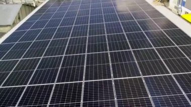 Modern güneş panelleri temiz elektrik üst görüntüsü üretir. Güneş teknisyenleri evin çatısına güneş panelleri kuruyor. Konsept. Yenilenebilir enerji, teknoloji, elektrik, hizmet, yeşil, gelecek. elektrik santrali. 