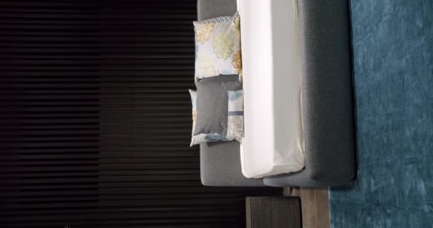인테리어 베개와 나무가 스테이트요 가구가 현대식 침실의 강압적 비디오 — 비디오