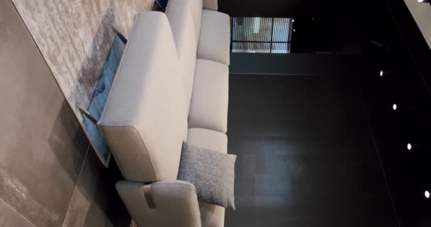Nowoczesny Minimalistyczny Salon Beżowymi Białymi Meblami Luksusowy Nowoczesny Dom Narożną — Wideo stockowe