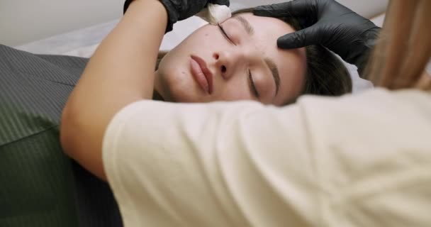 Master Makes Permanent Eyebrow Makeup Needle Tattoo Machine Microblading Brows — Stockvideo