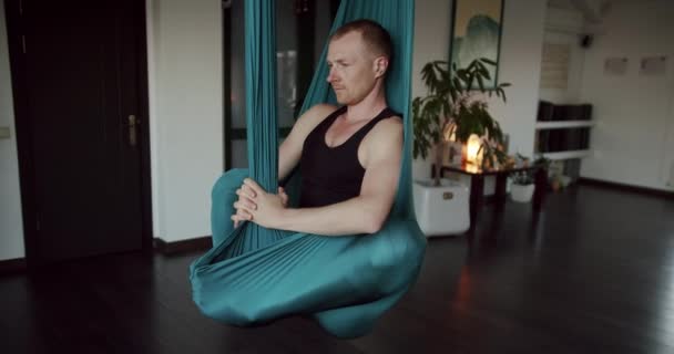 Hombre Meditando Hamaca Aérea Zoom Fuera Vista Calma Masculina Sentado — Vídeo de stock
