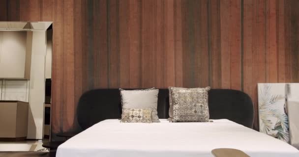 Elegante Simple Dormitorio Con Una Cama King Size Habitación Minimalista — Vídeo de stock