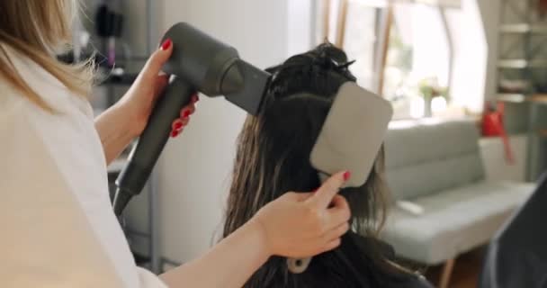 Кукурудзяний Перукар Укладає Волосся Жінки Зверху Слідкуючий Знімок Анонімного Перукаря — стокове відео