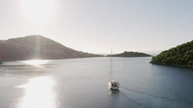 Yaz lüks modern tekne gezisi. Beyaz yat. Yelkenli. Lüks gemi gezisi. Derin mavi sulardaki beyaz teknenin görüntüsü. Lüks gemiyle yaz seyahati. Yatçılık. Lüks yelkenli..
