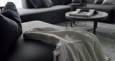 Gri mobilyalı modern Minimalist oturma odası. Köşedeki kanepe yuvarlak masa. Moda mobilyalar. Minimalist İç İşleri. Rahat Modern Mobilya Tasarımı. Lüks Şık Oda.