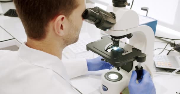 Male Doctor Using Microscope Man Lab Coat Latex Gloves Using — ストック動画