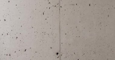 Beton dokusu minimalist bir iç kısımda, duvar ise gri tonda çekiliyor. Doku, arkaplan