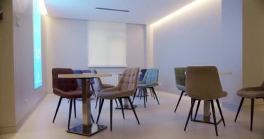 Minimalist Beyaz Yemek Yuvarlak Masası. Modern stil Beyaz Masa. Modern Yemek Odası İçi. Yemek odasında zarif ve rahat bir ev..