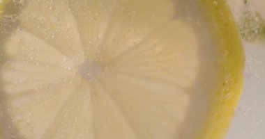 Su kabarcıklarında limon dilimi, buzlu meşrubat, baloncuklar, nane ve limon. Ferahlatıcı limonlu soda ve soğuk yaz içeceği..