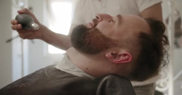 Pria Yang Menarik Adalah Mendapatkan Potongan Rambut Modern Toko Cukur — Stok Video