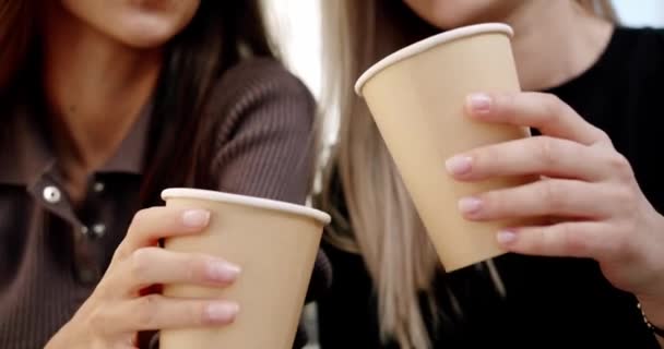 Νεαρές Γυναίκες Απολαμβάνουν Καφέ Στο Δρόμο Χαμηλή Γωνία Φορητή Φωτογραφία — Αρχείο Βίντεο