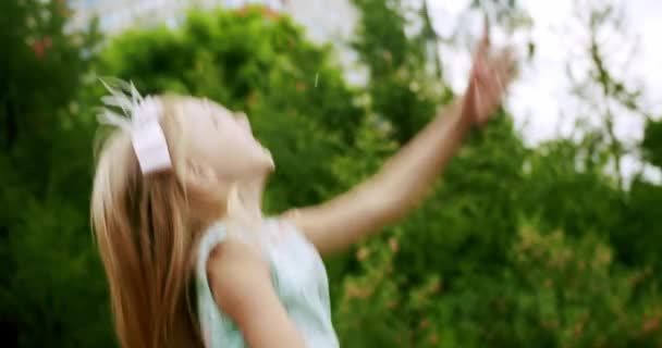 Γελαστό Κορίτσι Πιάνει Σαπουνόφουσκες Στο Πάρκο Εντυπωσιακό Preteen Κορίτσι Φορέματα — Αρχείο Βίντεο