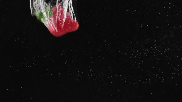 Свежий Клубничный Фрукт Упал Воду Выстрел Супер Замедленной Съемке Падение — стоковое видео