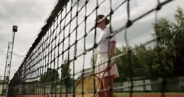 Vänner Spelar Tennis Mattor Utomhus Vänner Glada Efter Vacker Och — Stockvideo
