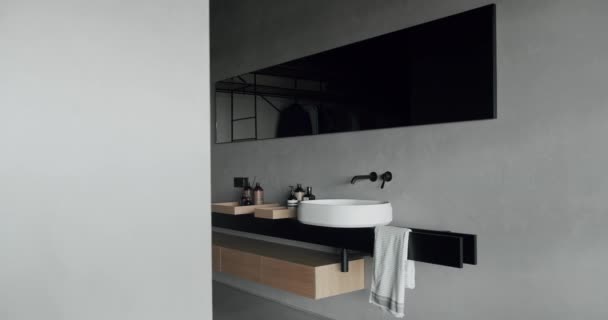 Lüks Banyo Siyah Gri Beyaz Renklerde Kahverengi Renkli Ahşap Banyo — Stok video
