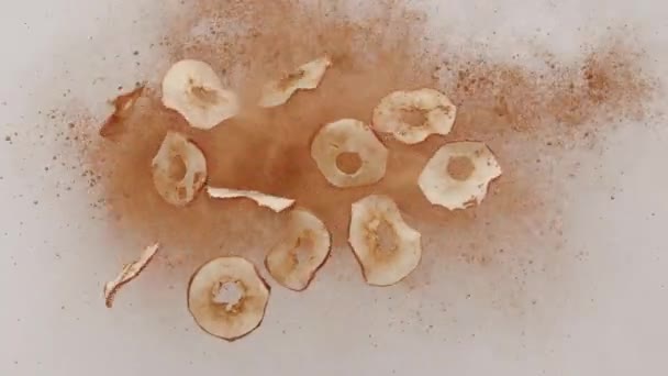 Getrocknete Apfelchips Fliegen Die Höhe Statische Aufnahme Zeitlupe Von Zerkleinerten — Stockvideo