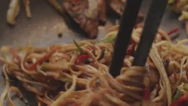 Professionelle Köchin Braten Gemüse Mit Nudeln Zusammensetzung Des Asiatischen Essens — Stockvideo