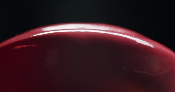 Вращение Крупным Планом Вкусный Красный Десерт Форме Красных Губ Черном — стоковое видео