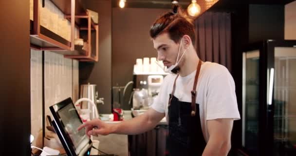 Kasayı Kullanarak Maske Takan Bir Erkek Bir Kafede Kasiyer Video — Stok video