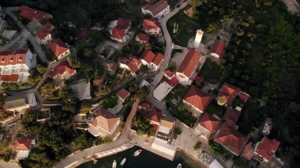 ギリシャの海辺の町 夕暮れ時の海辺の町の空中風景 — ストック動画