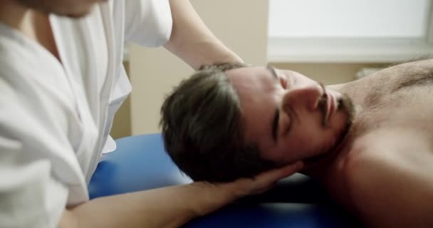 Osteopath Behandelt Hals Des Menschen Hohe Winkel Schwenk Handheld Aufnahme — Stockvideo