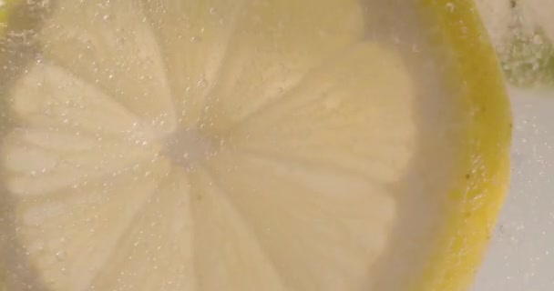 Slow Motion Macro Toma Una Rodaja Limón Burbujas Agua Refresco — Vídeo de stock