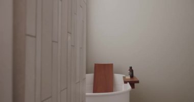 Lüks Banyo İçi, banyo aksesuarları, ayna ve duş başlığı, modern iç mekanda yuvarlak ayna, banyo küveti modern tasarımı olan minimalist iç mimari. Lüks, rahat, beyaz bir daire..
