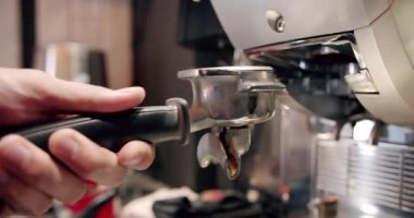 Kahve makinesinden fincana kahve dökülüyor. Beyaz bardakta espresso. Espresso makinesi taze kahve yapıyor. Kafein. Taze kahve akıyor. Kızarmış sade kahve içiyorum..