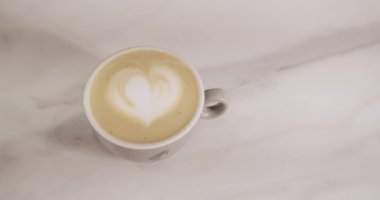 Barista bir bardak espressoya sıcak süt döküyor. Latte sanatı. Barista kahve üzerine süt çizer. Cappuccino için latte sanatı yapar. Kahve yapıyorum. Barista kahve hazırlıyor. Latte hazırlama.