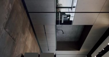 Modern ve geniş ahşap mutfak odası. Gayrimenkul. Bir adası olan lüks bir mutfak. Lüks evde modern iç mekan. Gerçek Lüks Tasarım İçi. Neo-klasik tarz, samimi bir iç mekan. Dikey video.