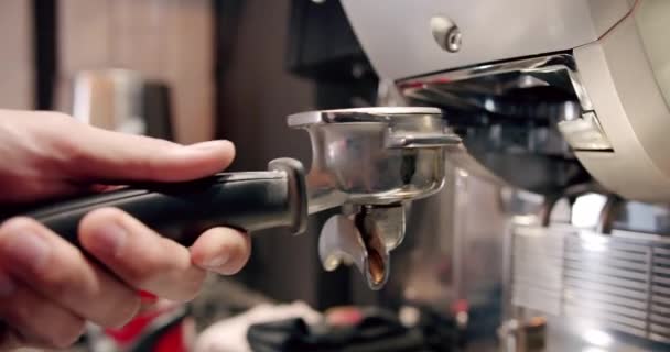 用杯子把咖啡从机器上倒出来 一杯白葡萄酒中的浓缩咖啡 浓缩咖啡机制造新鲜咖啡 咖啡因 流动新鲜的地面咖啡 喝烤黑咖啡 — 图库视频影像