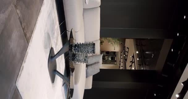 现代简约主义客厅与米色和白色家具 时尚的家具 简约家庭内部 奢华雅致的房间 房地产私人住宅 垂直录像 — 图库视频影像