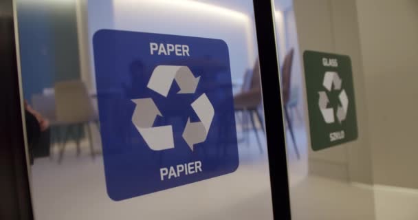 Σύμβολο Ανακύκλωσης Διαλογής Αποβλήτων Και Εξοικονόμησης Του Περιβάλλοντος Πολύχρωμα Απόβλητα — Αρχείο Βίντεο
