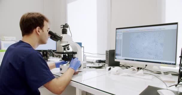 Vetenskapsman Spermalaboratoriet Labbarbetare Reglerar Ett Mikroskop Forskningen Analysera Spermier Som — Stockvideo