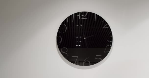 现代和最低限度的黑色手表在墙上有一面白色的墙 豪华的钟在家里的房间里 公寓详情 — 图库视频影像