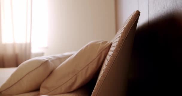 Деталі Ліжка Тканиною Шкіряний Візерунок Мінімалістична Спальня Сучасний Готель Спальня — стокове відео