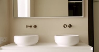 Gayrimenkul Modern Tasarım İçi. Modern Minimalist İçi 'nde lüks banyo ve beyaz lavabo ve ayna. Yaşam tarzı. Beyaz Minimalist Küvet. Temiz oda ve rahat daire.
